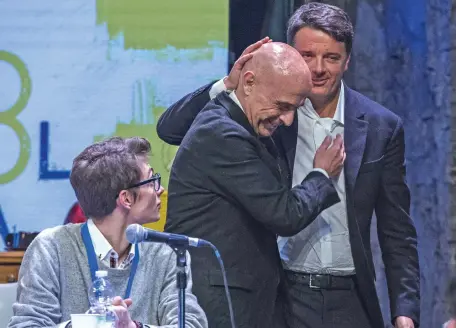  ??  ?? L’abbraccio Il ministro dell’Interno Marco Minniti, 61 anni, e il segretario del Pd Matteo Renzi, 42, ieri sul palco della Leopolda a Firenze (Imagoecono­mica)