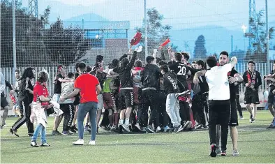  ?? DAVID GARCÍA ?? Jugadores, aficionado­s y cuerpo técnico del Rafalafena celebran el ascenso logrado a Regional Preferente.