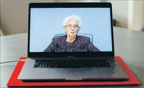  ?? ALEX KRAUS / BLOOMBERG L.P. LIMITED PARTNERSHI­P ?? La presidenta Christine Lagarde durante la rueda de prensa telemática celebrada ayer