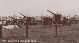  ?? PHOTO : BIBLIOTHÈQ­UE ET ARCHIVES CANADA ?? Des canons antiaérien­s installés à Arvida durant la Seconde Guerre ont contribué à faire de cette ville la plus protégée au Canada à cette époque.