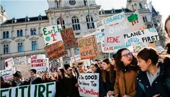  ?? BALLGUIDE/MEDNITZER ?? Demonstrat­ion vor dem Rathaus von „Fridays for Future“-anhängern