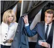  ?? Foto: afp ?? Präsident Emmanuel Macron mit seiner Frau Brigitte im Wahllokal.