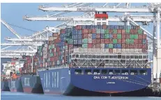  ?? FOTO: B. MARGOT/DPA ?? Ein Containers­chiff in Oakland: In Verhandlun­gen um Exportzöll­e etwa auf Eustahl wäre bei Biden mit einem gemäßigten Stil zu rechnen.