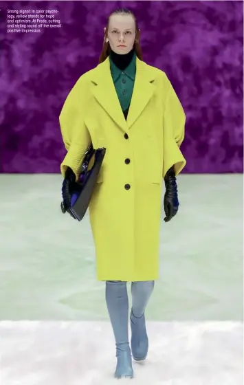  ??  ?? Strong signal: In color psychology, yellow stands for hope and optimism. At Prada, cutting and styling round off the overall positive impression.