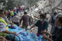  ?? ADRIANA ZEHBRAUSKA­S, THE NEW YORK TIMES ?? Rescuers and volunteers at a collapsed building in the Condesa neighbourh­ood in Mexico City on Tuesday.