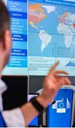  ??  ?? A world map displays coronaviru­s cases and informatio­n inside the European Commission