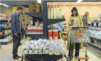  ?? FOTO: ANNE WILK/SONY PICTURES/DPA ?? Emma (Nora Tschirner) und Leo (Alexander Fehling) kennen sich aus dem Netz, aber im Supermarkt würden sie sich nie erkennen.