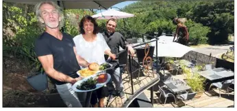  ?? (Photos Frank Muller) ?? Au restaurant Le Tempo, l’appétit est ouvert dès que l’on s’attable sur la terrasse - jardin.