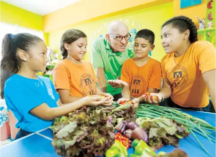  ??  ?? Douglas Candelario, portavoz de la campaña “Puerto Rico Tiene Tomates” con estudiante­s-agricultor­es.