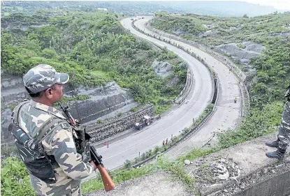  ?? Rakesh bakshi/afp ?? Soldados indios montan guardia en una ruta de Cachemira