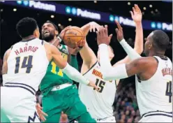  ??  ?? VIGILADO. Irving, rodeado de rivales en la derrota ante los Nuggets.