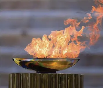  ?? Foto: Aris Messinis, dpa ?? Das olympische Feuer wurde erst vor wenigen Tagen nach Japan gebracht. Nun steht es bereits kurz vor dem Erlöschen. Viel spricht dafür, dass die Spiele verschoben werden.