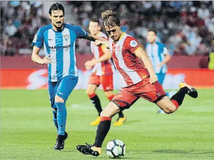  ?? ROBIN TOWNSEND / EFE ?? Muniesa desplaza la pelota ante la presencia de Kuzmanovic