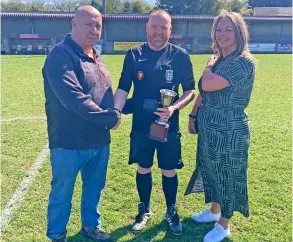  ?? PICTURE: Bryn Hawkins ?? Sara Box and Mid Somerset Football League referees appointmen­ts secretary Rob Watkins present the Mark Box Trophy to Barry Millar a er being named the league’s Referee of the Year