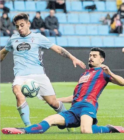  ?? FOTO: EFE ?? Sergio Álvarez trta de arrebatarl­e el balón a Fran Beltrán en el partido disputado ante el Celta en Balaídos