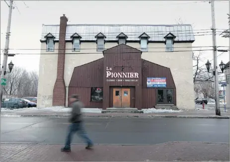  ?? NORMAND BLOUIN THE GAZETTE ?? Le Pionnier in Pointe Claire has been dry since the end of January, when the bar’s owners booked a hip-hop band and its liquor permit was revoked.