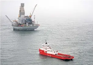  ?? REUTERS ?? A vessel leaves Sakhalin-1’s off-shore oil rig, some 11 km (7 miles) off the east coast of Sakhalin island.