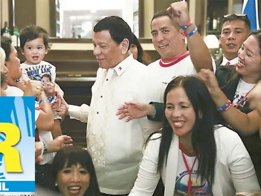  ??  ?? President Duterte shares a light moment with his supporters on the sidelines of the ceremonial exchange of business agreements between the Philippine­s and Israel at the King David Hotel in Jerusalem on Sept. 4.