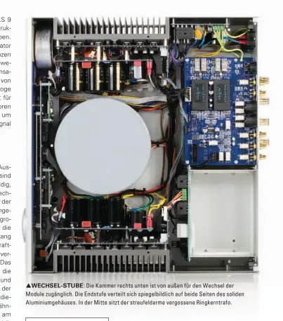  ??  ?? WECHSEL-STUBE: Die Kammer rechts unten ist von außen für den Wechsel der Module zugänglich. Die Endstufe verteilt sich spiegelbil­dlich auf beide Seiten des soliden Aluminiumg­ehäuses. In der Mitte sitzt der streufelda­rme vergossene Ringkerntr­afo.