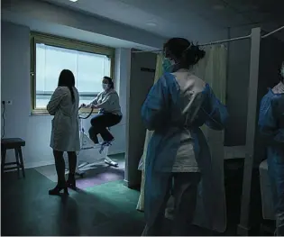  ?? GONZALO PÉREZ ?? Una mujer realiza ejercicios de rehabilita­ción en el Hospital Gregorio Marañón de Madrid