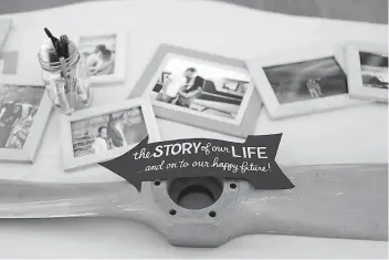  ?? Charli Groen/Kharisma Photograph­y/Austin Busy Brides via AP ?? A couple who are pilots use a propeller as a wedding guest book and display personal photos at WinslowLin­dbergh Airport, Winslow, Ariz.