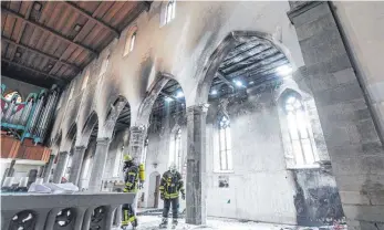  ?? FOTO: FELIX KÄSTLE/DPA ?? Nach dem Brand beginnen nun die Sanierungs­arbeiten in der Ravensburg­er Kirche St. Jodok.