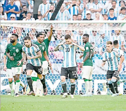  ?? Foto Xinhua ?? La Pulga (centro) inició con amargura su quinta Copa del Mundo, tras la estrepitos­a caída de los argentinos.