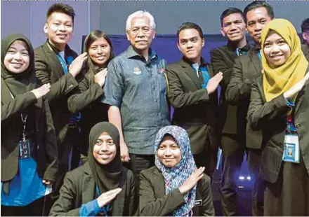  ??  ?? Higher Education Minister Datuk Seri Idris Jusoh Soaring Upwards programme