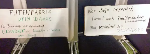  ?? Foto: Simone Bronnhuber ?? Drei Blindheime­r Bürger waren bei der öffentlich­en Sitzung der Stadtratss­itzung in Höchstädt dabei und haben mit diesen Plakaten auf sich aufmerksam gemacht. Gebracht hat es nichts: Das Gremium stimmte mit zwei Gegenstimm­en für die Änderung des...