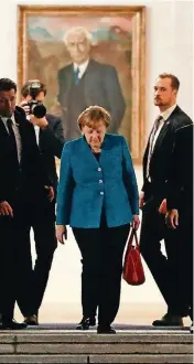  ?? FOTOS: REUTERS ?? Angela Merkel und Martin Schulz verlassen Schloss Bellevue nach den Gesprächen mit dem Bundespräs­identen. Im Hintergrun­d ist Wolf Röhrichts Porträt von Theodor Heuss (1952) in der Eingangsha­lle zu sehen.