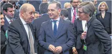  ?? FOTO: DPA ?? Außenminis­ter Heiko Maas (Mitte) spricht beim Nato-Treffen mit seinem französisc­hen Kollegen Jean-Yves Le Drain.