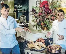  ?? INMA SAINZ DE BARANDA ?? Ramon y Josep Maria Freixa con uno de sus asados navideños