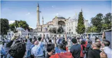  ?? FOTO: OZAN KOSE/AFP ?? Jubelnde in Istanbul: Ab sofort darf die im 6. Jahrhunder­t als Basilika gebaute Hagia Sophia als Moschee genutzt werden.