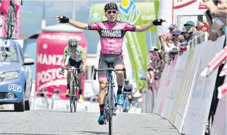  ?? JOHN JAIRO BONILLA/ADN ?? Sergio Higuita (c) celebró ayer en Manizales mientras que Juan Pablo Suárez (i) fue segundo y asumió la camiseta amarilla de líder.