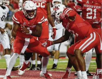  ?? Eric Christian Smith / Contributo­r ?? Houston’s D'Eriq King, left, celebrates his touchdown during the first half Saturday against Texas Southern. King completed 20 of 25 passes for 200 yards and accounted for four touchdowns.