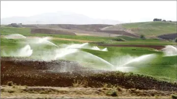  ??  ?? هنرنمایی فواره ها در دشت چادگان