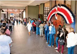  ??  ?? Elecciones. Los costarrice­nses eligen hoy al presidente. El candidato evangélico Fabricio Alvarado encabeza las encuestas.