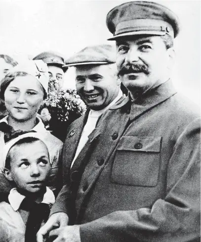  ?? Chruščov v roce 1956 odsoudil, přestože byl jejich spolupacha­telem (Stalin a Chruščov, 1935)
FOTO PROFIMEDIA. CZ ?? Stalinovy zločiny