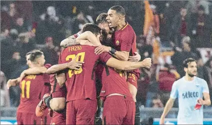  ?? FOTO: EFE ?? Alegría entre los jugadores de la Roma tras finalizar el derbi en el que derrotaron al Lazio