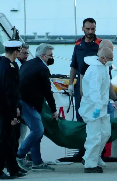  ?? (foto Sasanelli) ?? L’arrivo al porto di Bari della salma di uno tre marinai recuperati nelle acque territoria­li croate