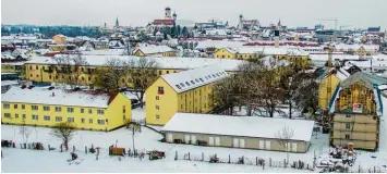  ?? Foto: Jan Koenen, Stadtverwa­ltung ?? In der Dillinger Bärensiedl­ung werden drei weitere Mehrfamili­enhäuser gebaut. Die bestehende Wohnanlage im Vordergrun­d stand zuletzt weitgehend leer. Nach der Sanierung und dem Neubau stehen in der Nähe des Dillinger Zentrums 59 neue Wohnun gen zur...