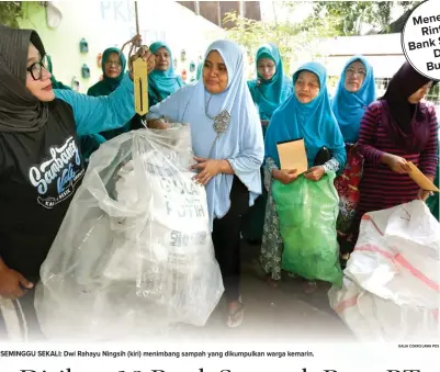  ??  ?? GALIH COKRO/JAWA POS SEMINGGU SEKALI: Dwi Rahayu Ningsih (kiri) menimbang sampah yang dikumpulka­n warga kemarin.