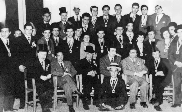  ??  ?? La foto di gruppo degli studenti della Cesare Alfieri tra cui si riconoscon­o Giovanni Sartori ( il secondo a sedere da sinistra). A destra accanto a lui Alfio Rigacci e il cavalier Masti. Giovanni Spadolini è invece il quarto in piedi da destra