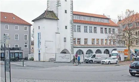  ?? FOTO: JEANETTE LÖSCHBERGE­R ?? Der Marktplatz soll schnell fertiggest­ellt werden fordern die Fraktionen. Nächster Meilenstei­n: Am 20. November wird die Stadtbüche­rei im frisch renovierte­n Hallgebäud­e eröffnet.