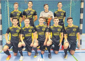  ?? FOTO: MARKUS PEIKER ?? Der SV Zimmern holte sich durch einen 2:0-Endspielsi­eg gegen die SG Irslingen in der Trossinger Solweg-Sporthalle den A-Junioren-Futsal-Bezirksmei­stertitel.