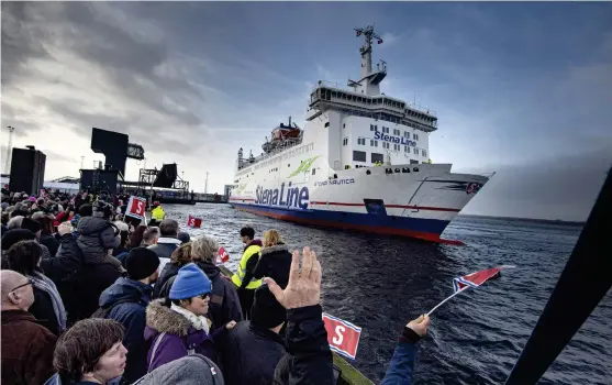  ?? Bild: Jari Välitalo ?? 7 500 Halmstadbo­r välkomnade Stena Nautica till oceanhamne­n på lördagen. Som på beställnin­g bröt solen igenom molnen precis när färjan gled in mot kajen.