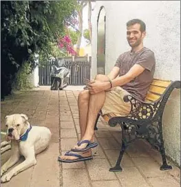  ?? FOTO CEDIDA POR C. MATALLANAS ?? Carlos Matallanas, en su casa de Cádiz, donde ahora vive