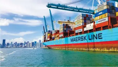  ?? SHUTTERSTO­CK ?? Η Maersk αναμένει ότι ο παγκόσμιος όγκος εμπορευματ­οκιβωτίων θα αυξηθεί κατά 2,5%-4,5% το 2024.