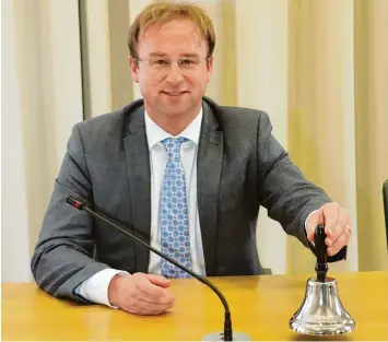  ?? Foto: Hüttinger ?? Mit dieser Glocke kann sich Wolfgang Fackler Aufmerksam­keit verschaffe­n – und zwar in seiner Funktion als Vorsitzend­er des Ausschusse­s für Fragen des Öffentlich­en Dienstes.