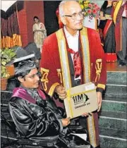  ?? DIWAKAR PRASAD/HT PHOTOS ?? Chairman of the board of governors RC Bhargava awards a differentl­y-abled student during the convocatio­n ceremony.